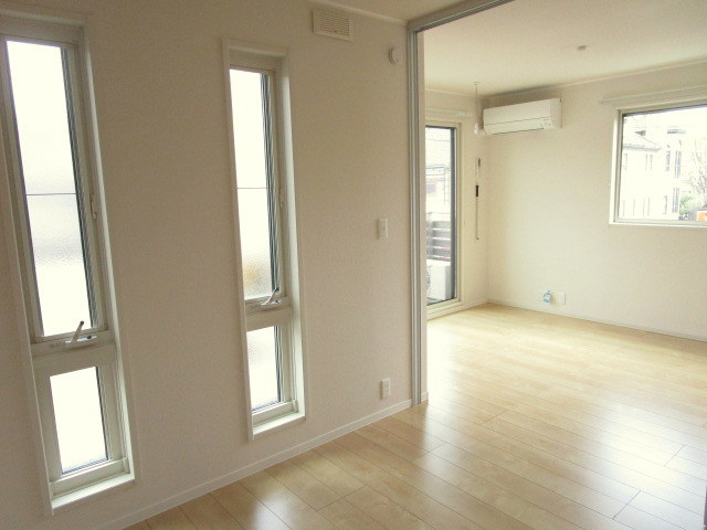 居室・リビング　窓の多い明るく風遠しの良いお部屋