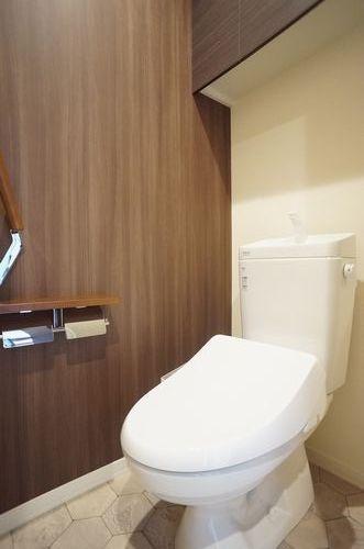 トイレ　木目調の壁が映えるトイレです