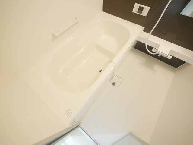 バス・シャワールーム　★鏡付の清潔感のあるバスルームです★