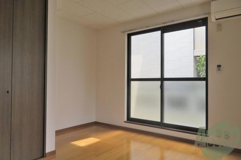 居室・リビング　シンプルな１Ｋのお部屋。窓も大きく風通しも良好。