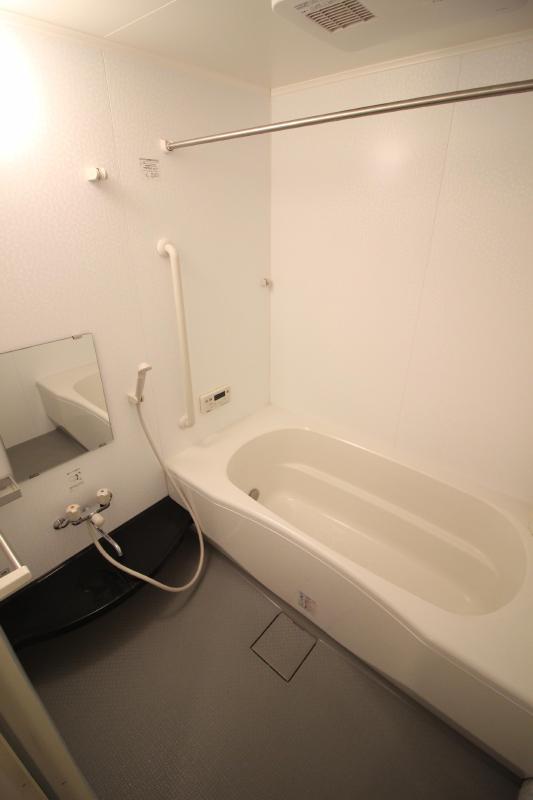 バス・シャワールーム　１　追い焚き機能、浴室乾燥機付きバス