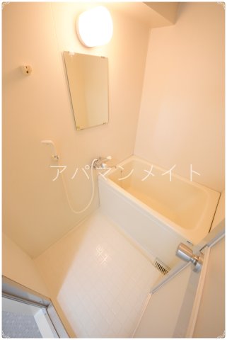 バス・シャワールーム　コンパクトで使いやすいお風呂です