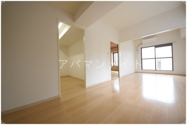 その他部屋・スペース　落ち着いた色調の寝室です