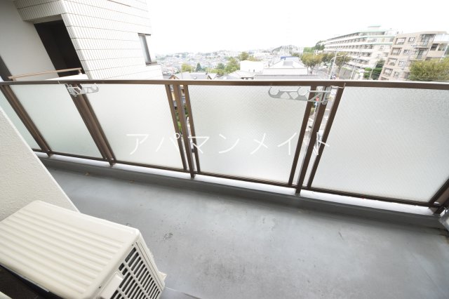 バルコニー　暖かな日差しのふりそそぐバルコニー