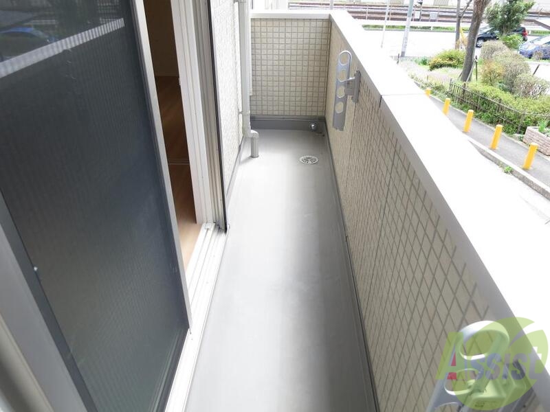 バルコニー　広々バルコニー、机と椅子を持ちだしてカフェタイム