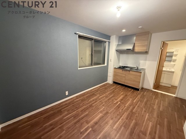 居室・リビング　床色が落ち着いた色合いで、とてもきれいです。