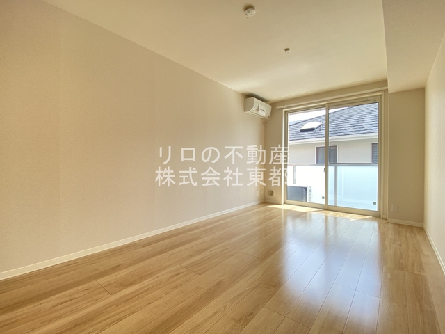 居室・リビング　南に面した洋室は採光・通風に優れた心地よい空間です！※家具付