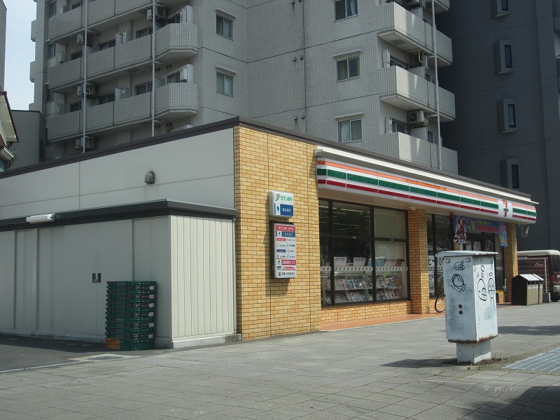 コンビニ　セブンイレブン（コンビニ）まで384m