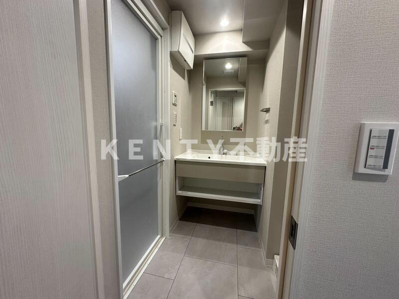 洗面設備　明るい洗面所です