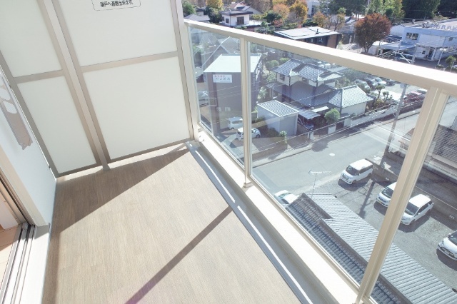 バルコニー　※別号室の写真です。現況優先となります。