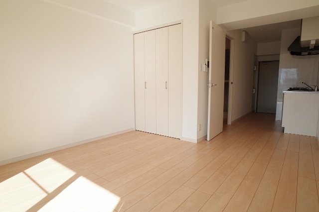 居室・リビング　※別号室の写真です。現況優先となります。