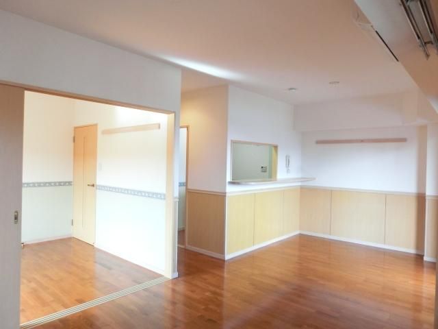 居室・リビング　エアコン完備、広々14.2帖のＬＤＫです