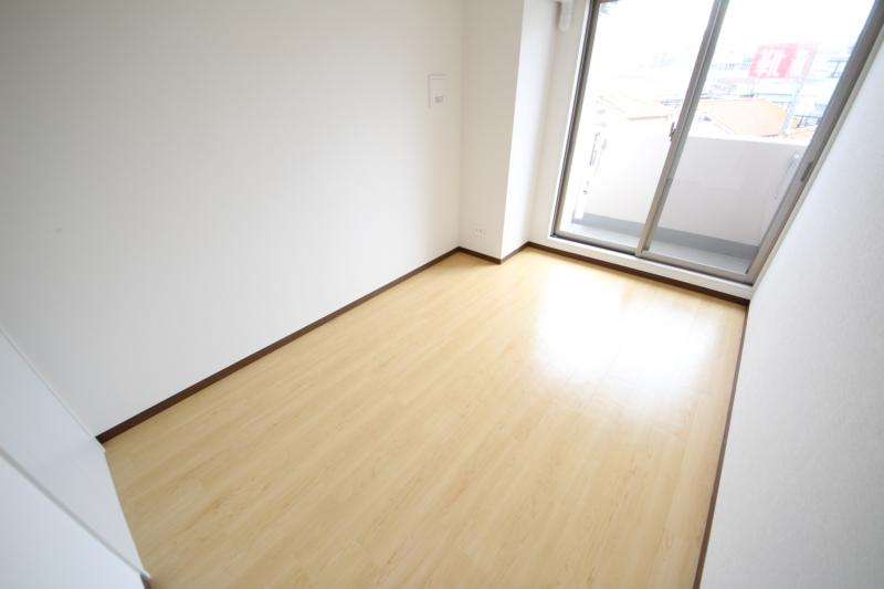 その他部屋・スペース　開放的な寝室です