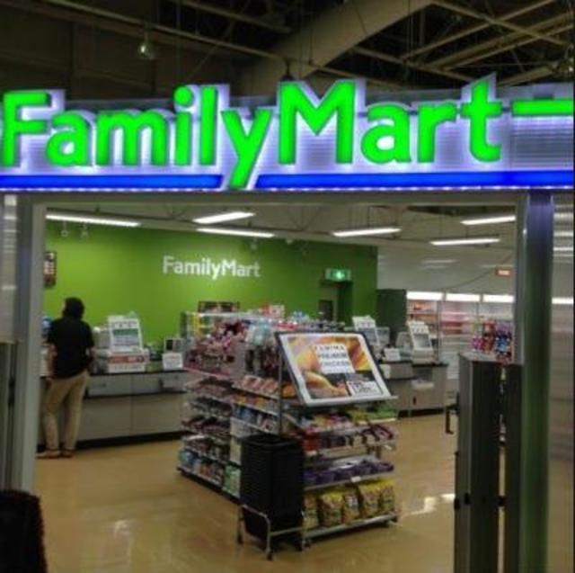 コンビニ　ファミリーマート成蹊学園店（コンビニ）まで1111m