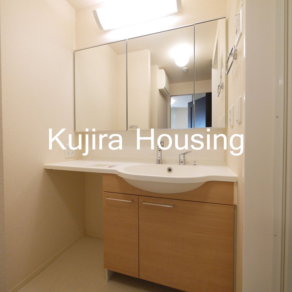 洗面設備　三面鏡付きの洗髪洗面化粧台です★