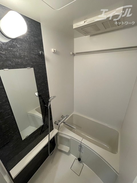 バス・シャワールーム　浴室乾燥機付きです。