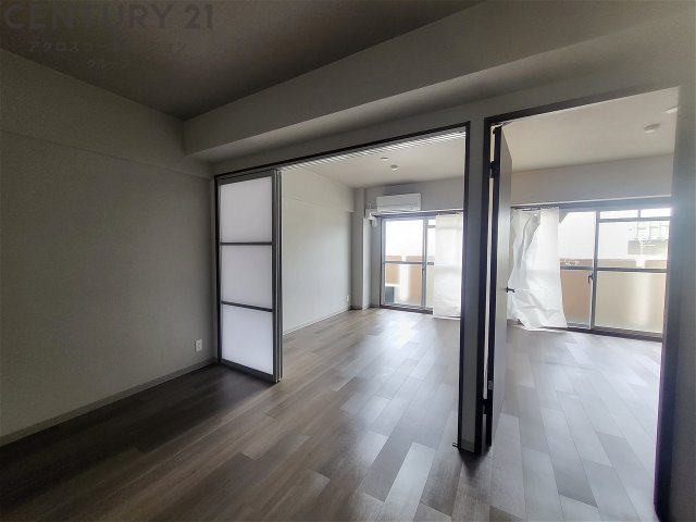 居室・リビング　床色が落ち着いた色合いで綺麗です♪