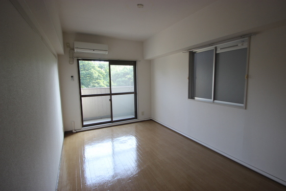 居室・リビング　※他号室の写真になります