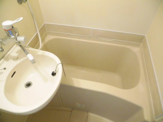 バス・シャワールーム　洗面台付きです。