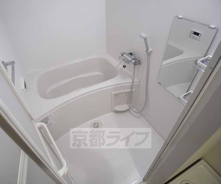 バス・シャワールーム　シャワー付の便利なお風呂です。