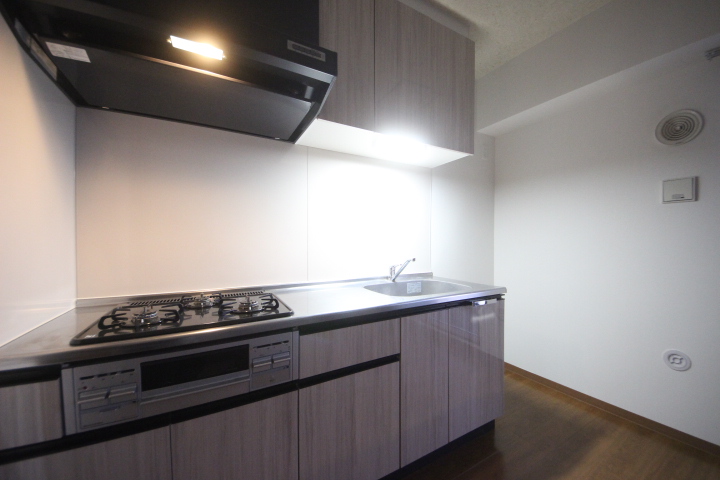 キッチン　3口ガスコンロにグリルが付いています。