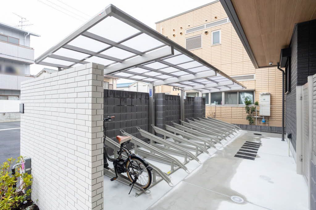 建物外観　屋根付きの駐輪場があります。