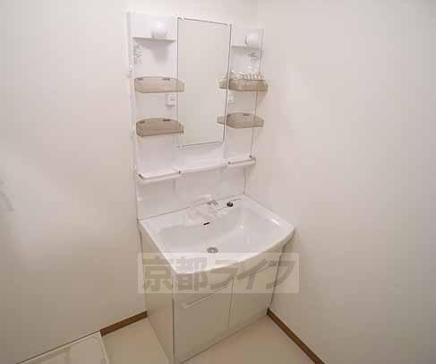 洗面設備　お部屋によって洗面所の形状など異なります（要現地確認）