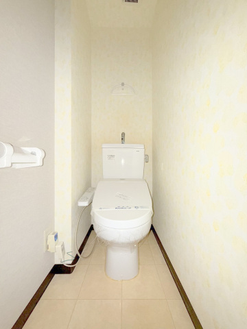 トイレ　落ち着いた色調のトイレです