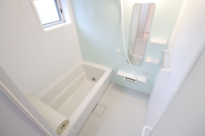 バス・シャワールーム　追い焚き給湯式浴室（小窓・浴室換気乾燥機付）