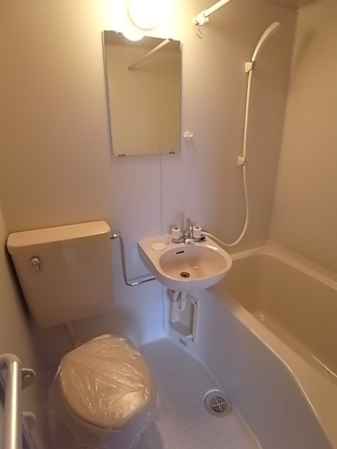 バス・シャワールーム　トイレとお風呂が一緒だとお掃除も便利ですよ