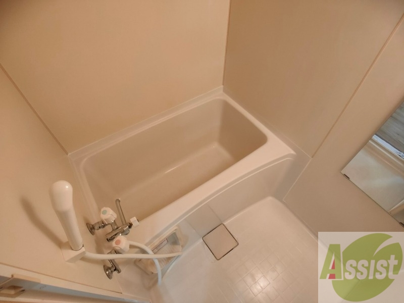 バス・シャワールーム　バスルームは狭すぎず、シャワーも浴びやすそうです。