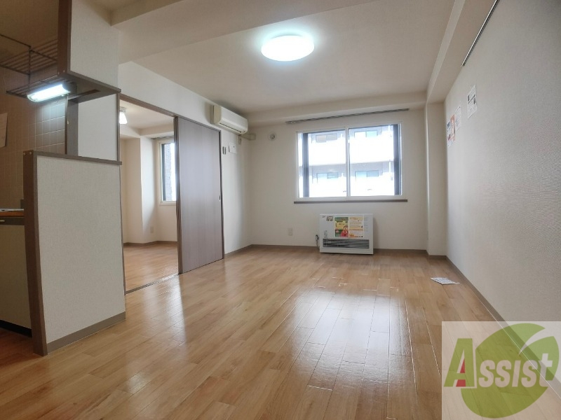 居室・リビング　９．６帖のＬＤＫです。広々として、きれいですね。