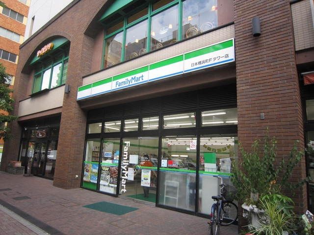 コンビニ　ファミリーマート（コンビニ）まで180m