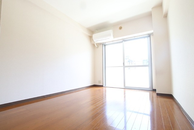 居室・リビング　エアコン付きのお部屋です。