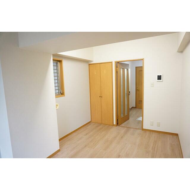 その他部屋・スペース　６．９帖の洋室は南向きのお部屋