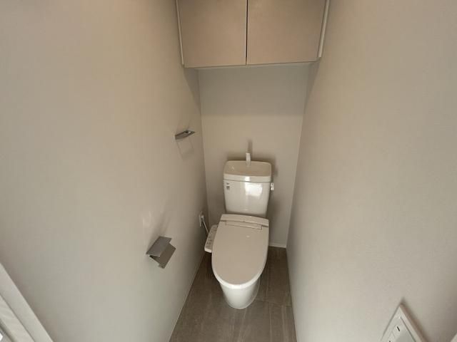 トイレ　落ち着いた色調のトイレです