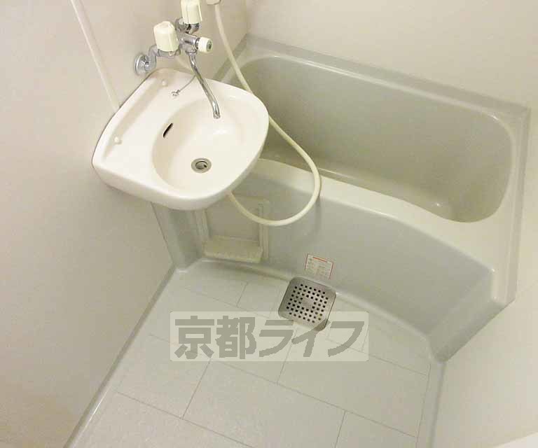 バス・シャワールーム　セパレートの広めのバスルームです・