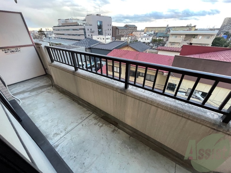 バルコニー　バルコニーは広々としており、洗濯物も干しやすい。