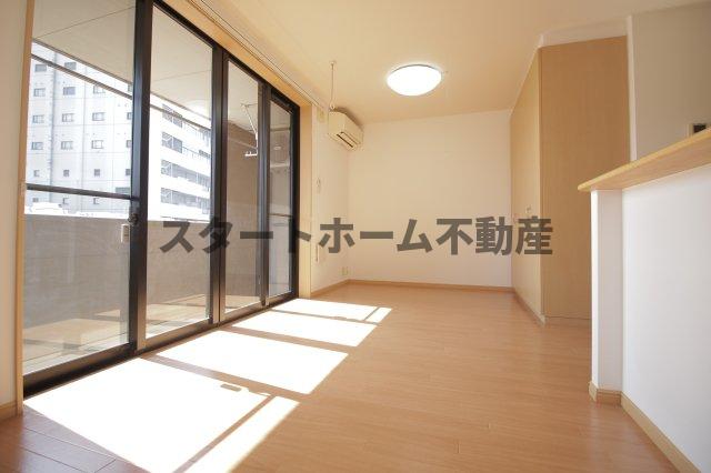 居室・リビング　こちらの居間で趣味の時間をお楽しみください