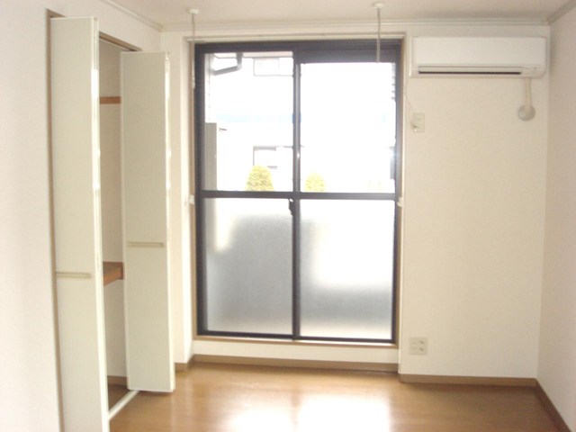 居室・リビング　南東向き洋室6帖☆バルコニーに繋がる角部屋二面採光のお部屋で