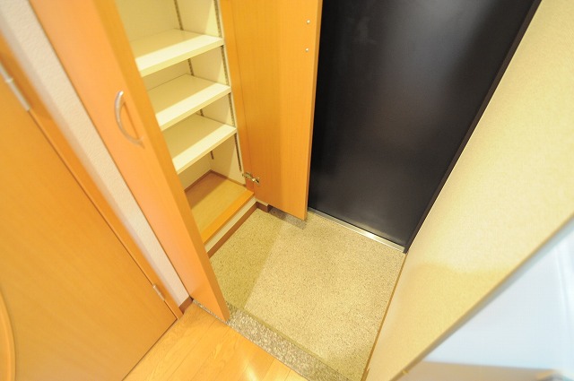 玄関　※別部屋参考写真