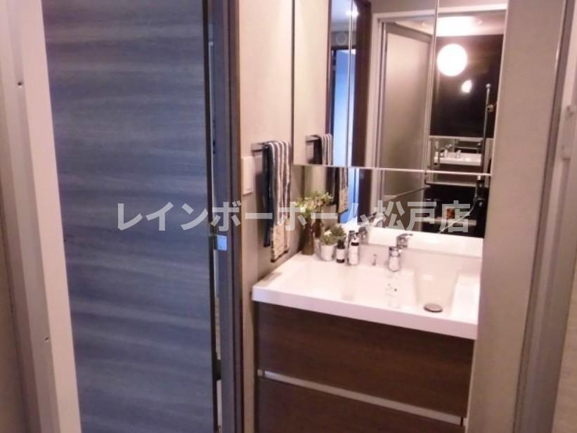 洗面設備　ゆったりとスペースのある洗面所