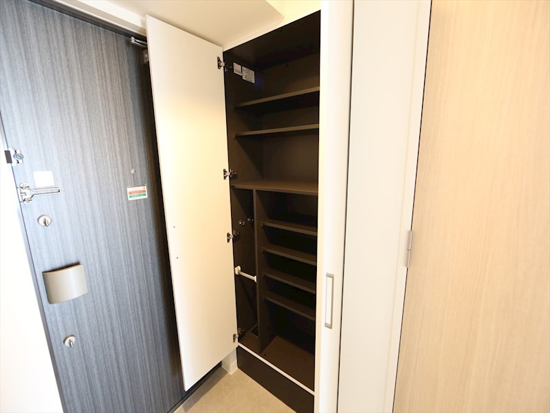 玄関　玄関　シューズボックス付（収納充実してます）