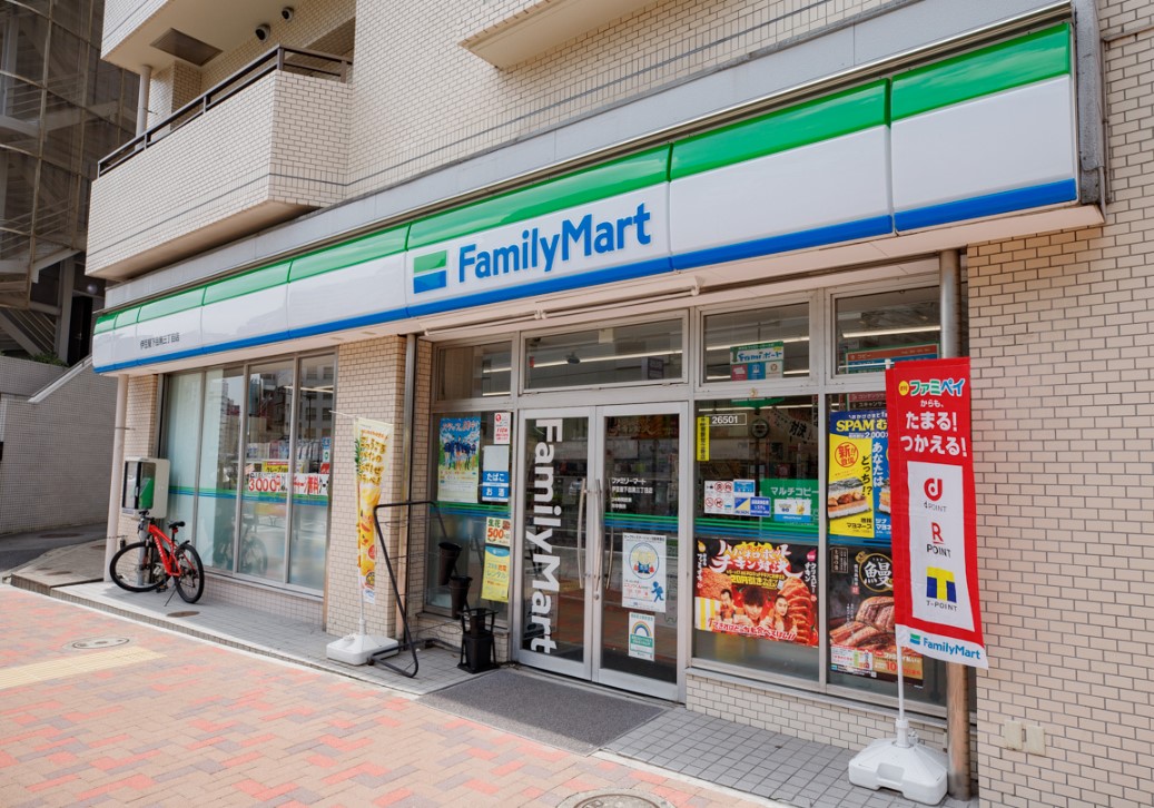 コンビニ　ファミリーマート伊豆屋下目黒三丁目店（コンビニ）まで146m