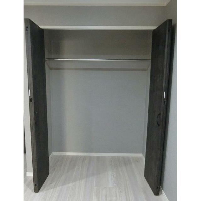 収納　黒を基調とした木目調の建具建材を使用しており、落ち着いた空間