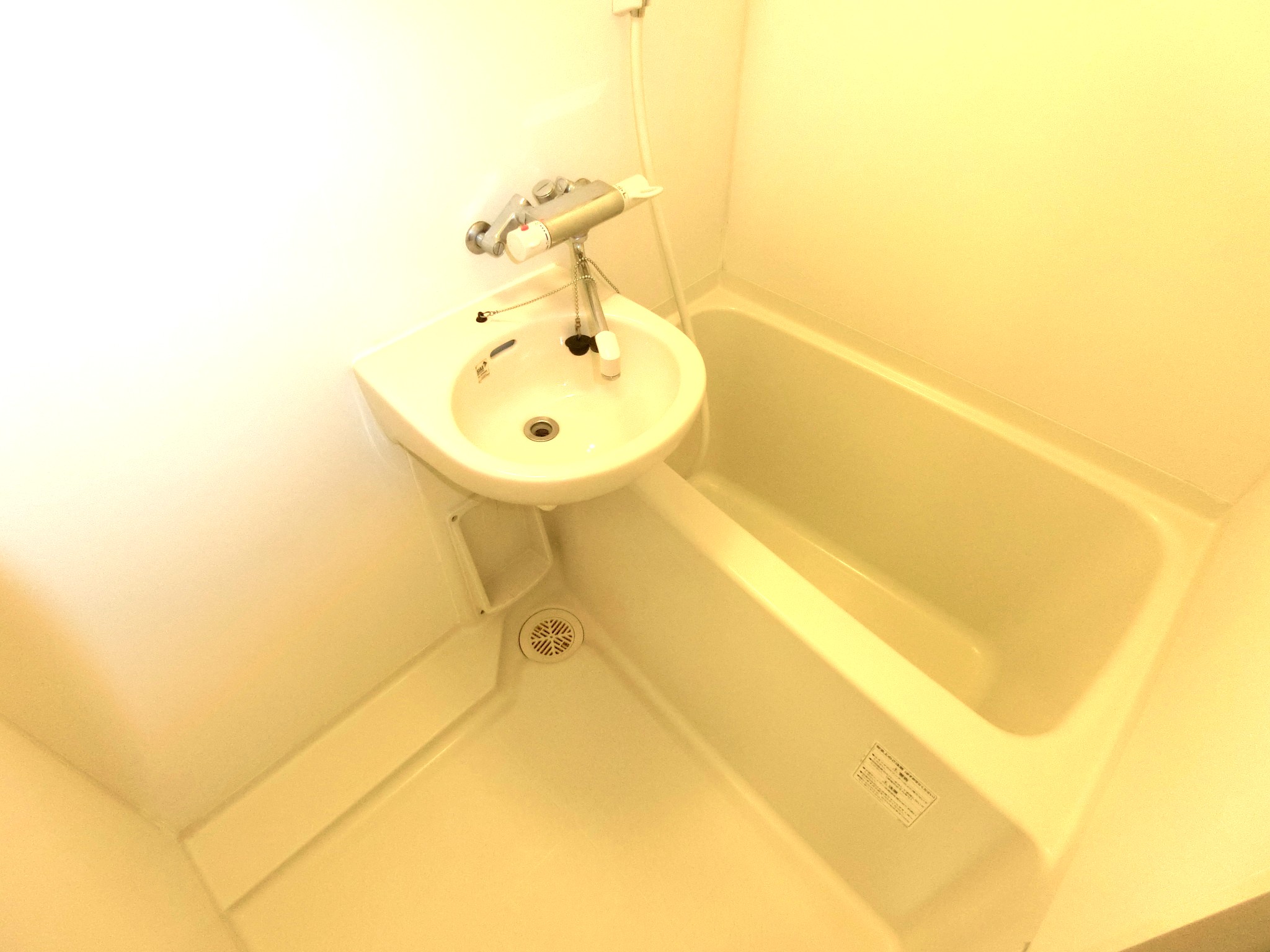 バス・シャワールーム　浴室乾燥機付なので雨の日でも洗濯物を干せます☆