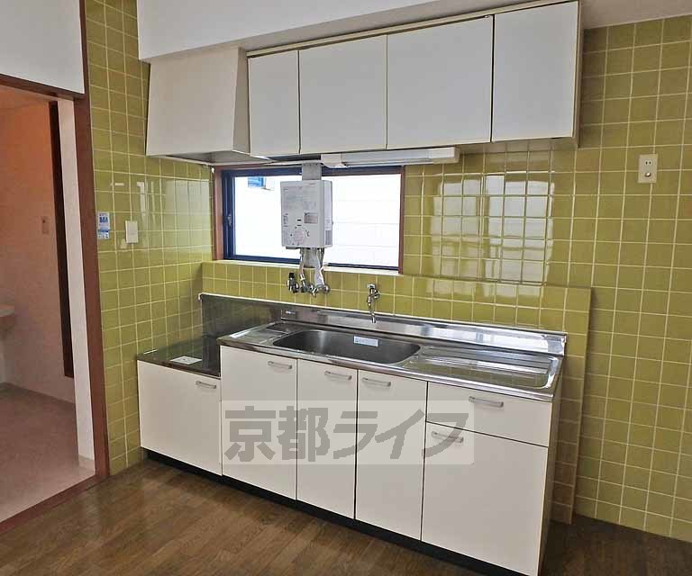 キッチン　窓に面した明るいキッチンスペースです