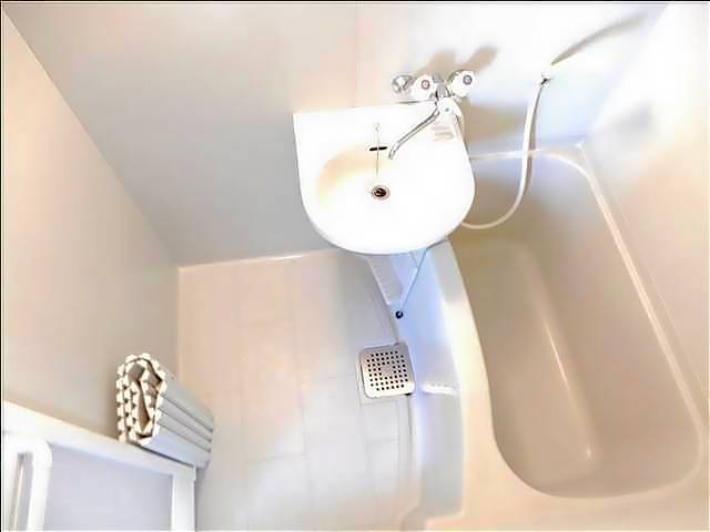 バス・シャワールーム　洗面台付きバスルーム