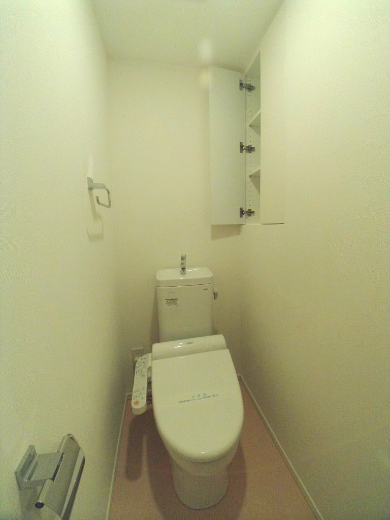 トイレ　【フォレストビュー護国寺】ウォシュレット付きです。収納もあり