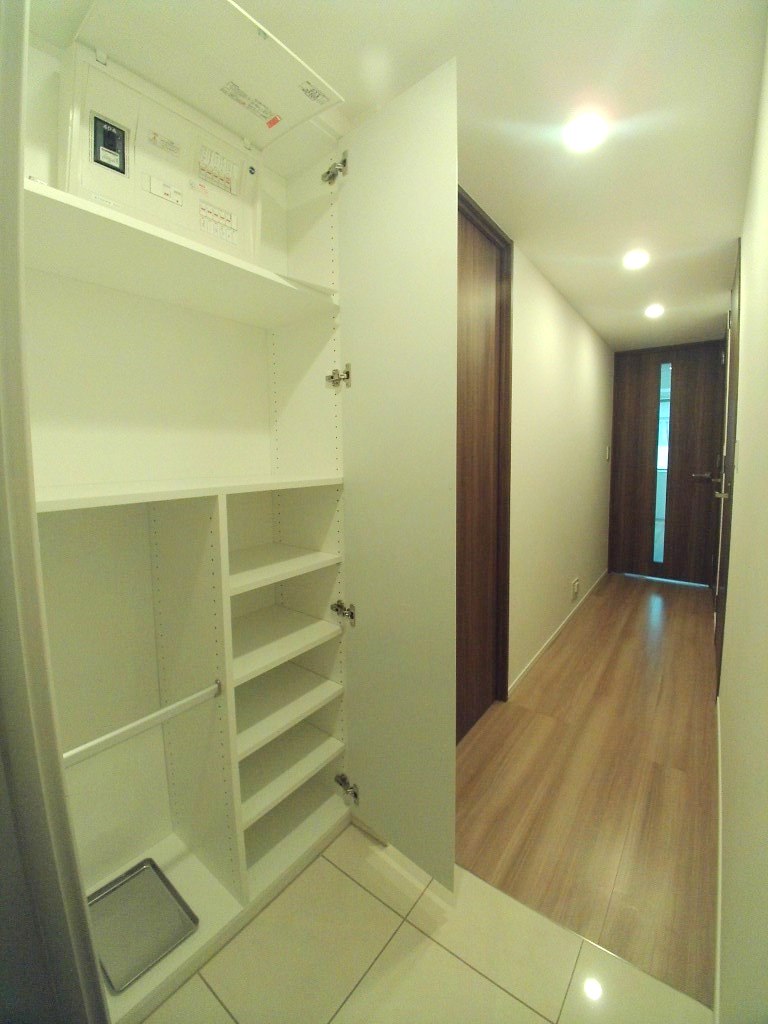 玄関　【フォレストビュー護国寺】